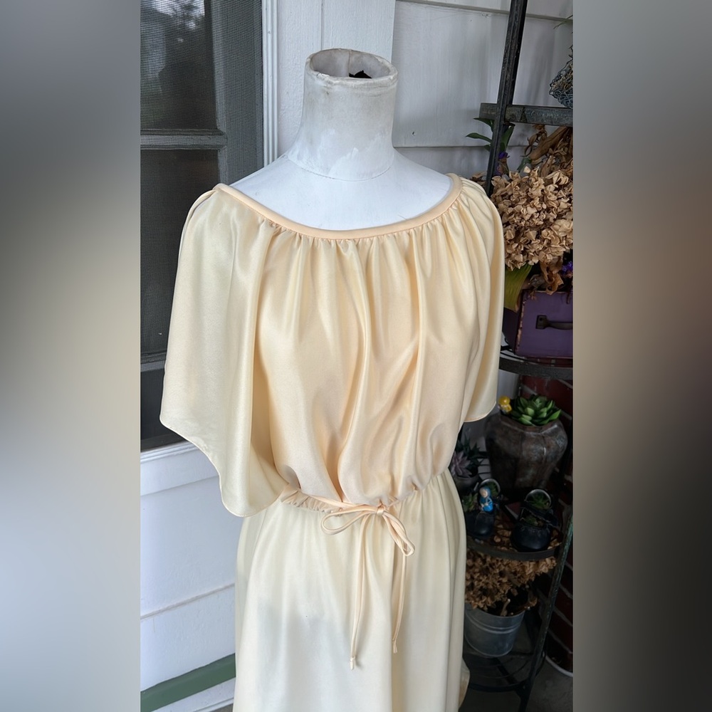 VTG 70s Yellow Dress with Flutter Sleeves - Picture 3 of 15